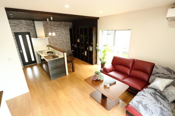 新築,男鹿市,リビング,リビングダイニング,LDK,本棚,ソファ,船越